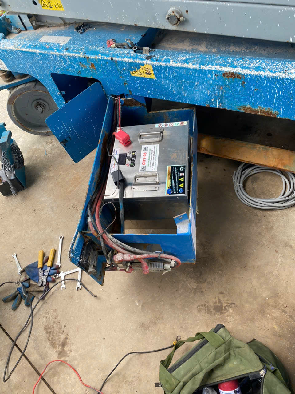 Giải pháp năng lượng cho xe nâng cắt kéo 12–14m