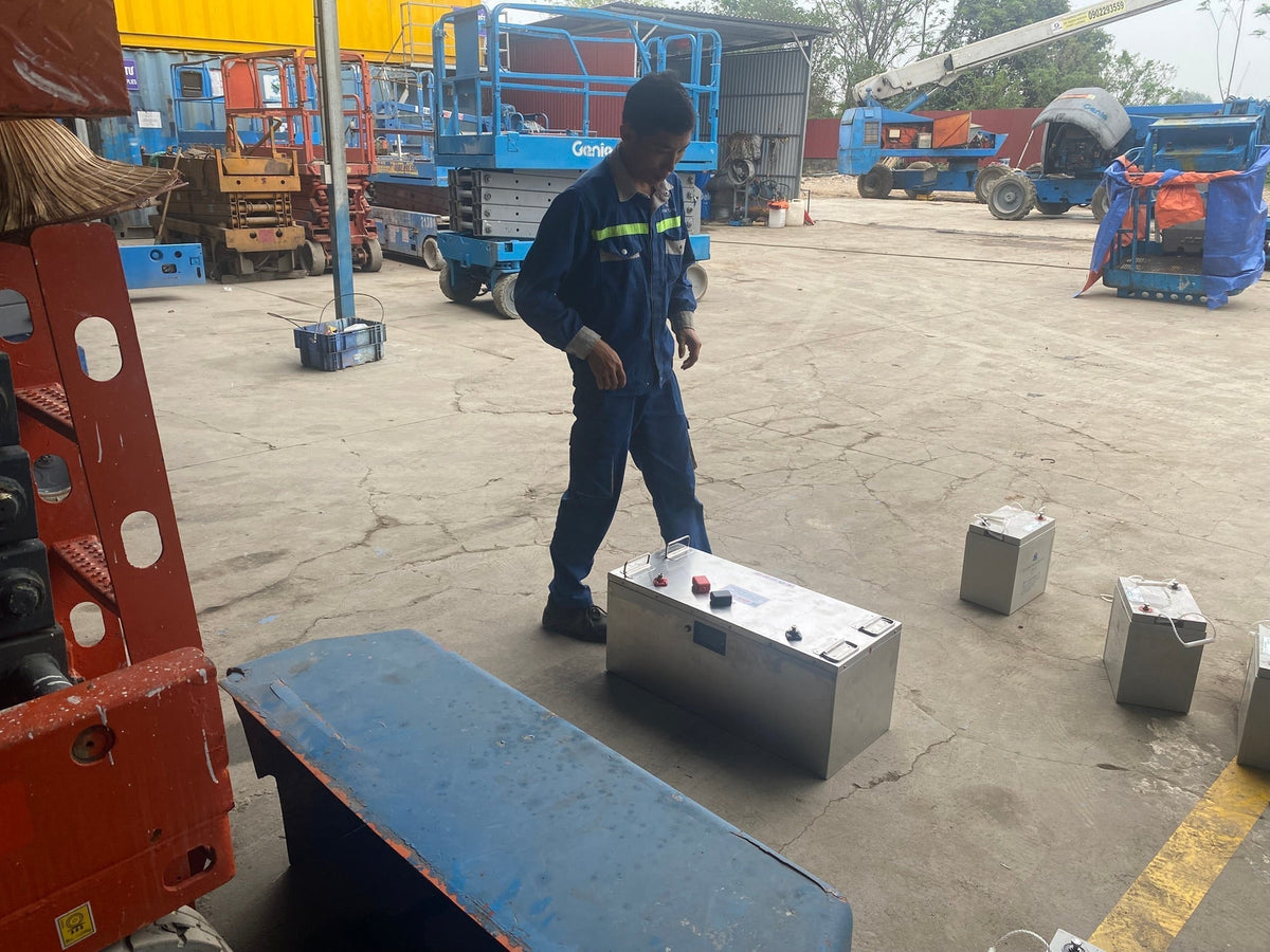Lắp đặt pin Lithium thay thế cho ắc quy chì cho xe nâng điện